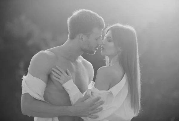 사랑에 감각적 커플의 로맨틱 초상화 열정적 남자는 관능적 여자와 키스한다 — 스톡 사진
