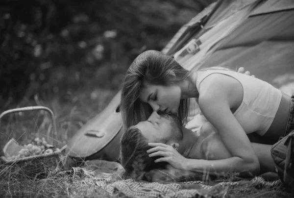 Sexy Coupl Kiss Camp Молодые Люди Рядом Палаткой Лагеря Влюбленная — стоковое фото