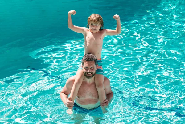 爸爸和儿子在游泳池里游泳课 父亲节 — 图库照片