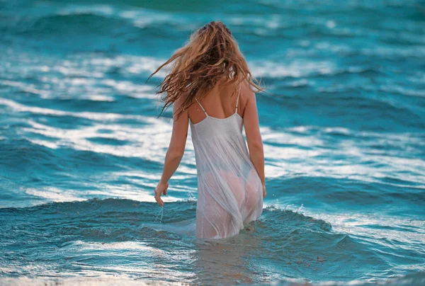 바다에서 섹시하고 드레스를 해변에 관능적 해변에서 — 스톡 사진