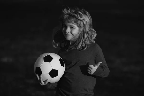 Chłopiec Trzymający Piłkę Nożną Zamykający Portret Sportowy Młody Piłkarz Pokazać — Zdjęcie stockowe