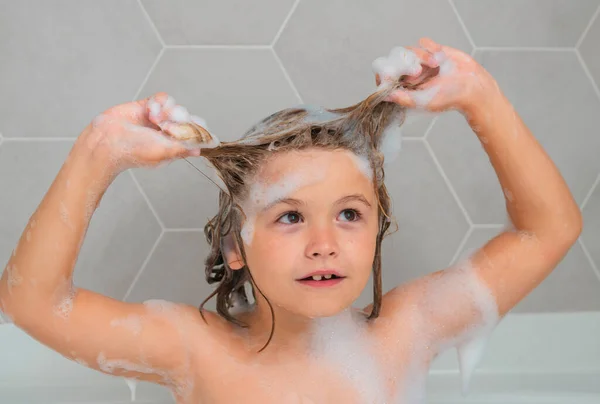 Παιδί Πλένει Μαλλιά Σαπούνι Στο Κεφάλι Του Παιδιού Παιδικό Πρόσωπο — Φωτογραφία Αρχείου