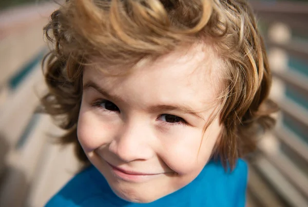 Porträtt Söt Pojke Närbild Kaukasiska Barn Ansikte Närbild Huvud Rolig — Stockfoto