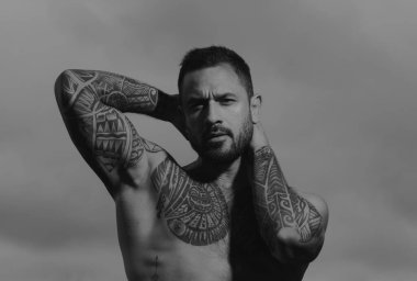 Çıplak gövdeli seksi adam. Seksi bir adamın baştan çıkarıcı yüzü. Maço kendinden emin görünüyor