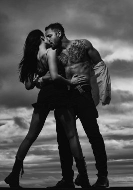 Gömleksiz, kaslı bir adam ve seksi bir kadın. Aşık seksi bir çift. İspanyol erkeğine ve seksi kadın aşıklarına duyulan erotik aşk. Kucaklaşan ateşli genç çift. İnsanları sevmek