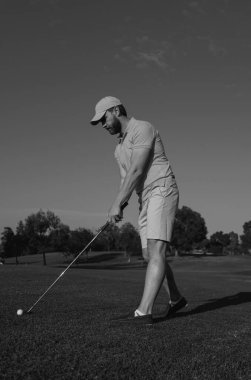 Golfçü yaz sahasında golf oynuyor.