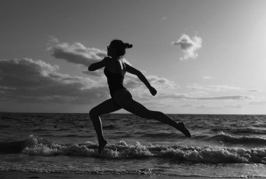 Silueti olan bir kadın. Kadın kilo verme kavramı