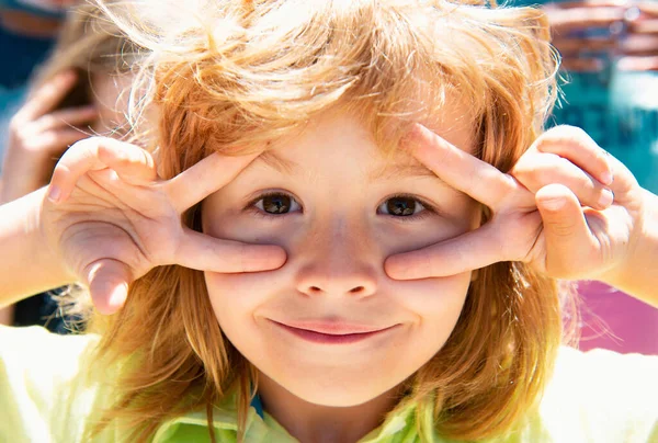 Dzieciaki Śmieszną Twarz Zbliżenie Portret Dziecka Fyn Dokonywania Śmieszne Wyrażenia — Zdjęcie stockowe