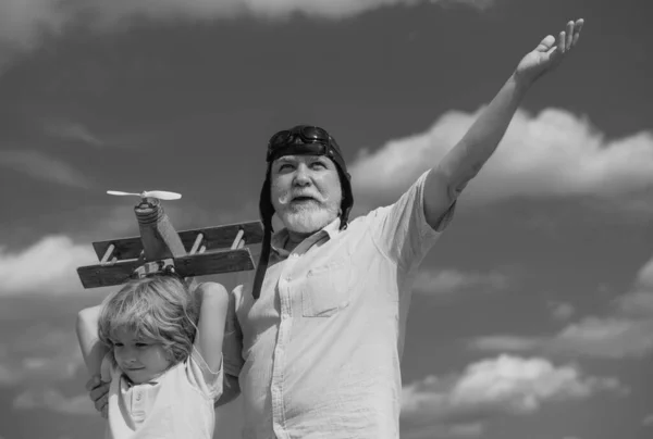 Dziadek Wnuk Samolotem Nad Błękitnym Niebem Chmurami Tła Mężczyźni Pokolenie — Zdjęcie stockowe