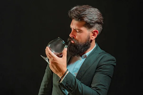 Fiducioso Uomo Barbuto Completo Nero Con Bicchiere Whisky Soffitta Fiducioso — Foto Stock