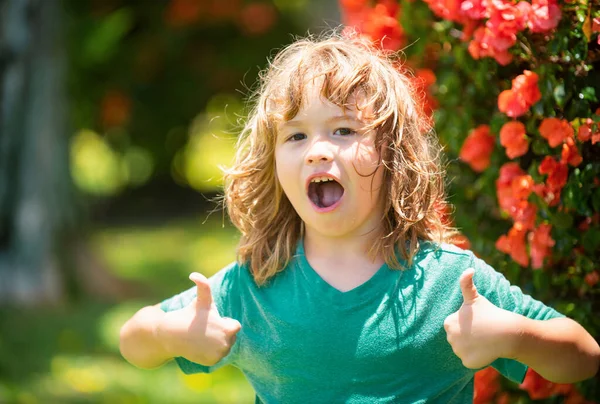 かわいい小さな子供の親指の肖像画を閉じますサインアップ 夏を楽しむ子供たち 驚くほど興奮した子供たちの感情 — ストック写真