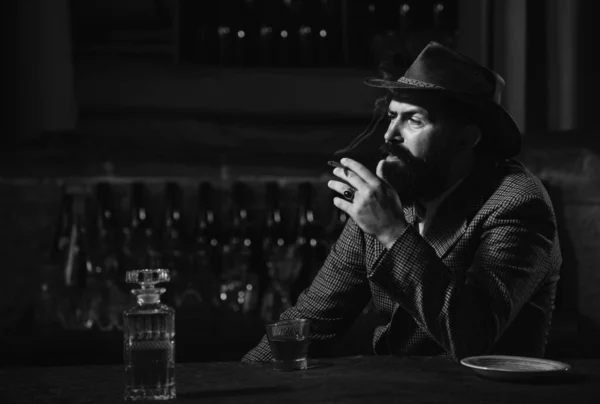Yakışıklı Sakallı Adam Barda Viski Içiyor Sakallı Hippi Barda Brendi — Stok fotoğraf