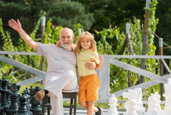 Grandfather Young Child Grandson Playing Chess Big Chess Board Spending — Stockfoto