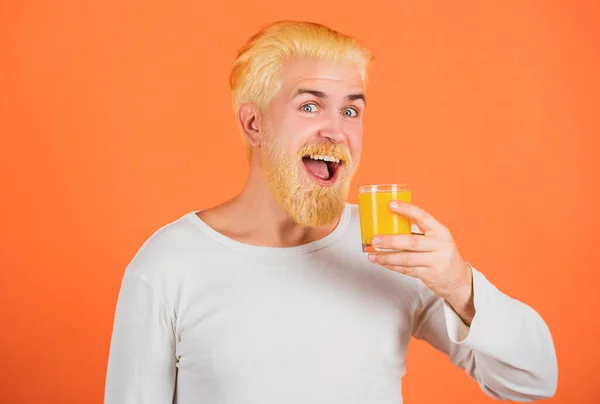 Αστείος Άνθρωπος Πίνοντας Χυμό Πορτοκάλι Ένα Ποτήρι Μια Αστεία Έκφραση — Φωτογραφία Αρχείου