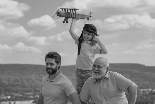 Поколение Мужчин Дед Отец Внук Играют Игрушечным Самолетом Открытом Воздухе — стоковое фото