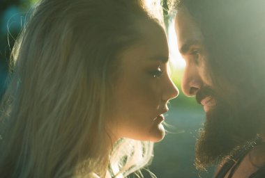 Birbirlerini seven genç bir çift. İlişki ve aşk kavramı