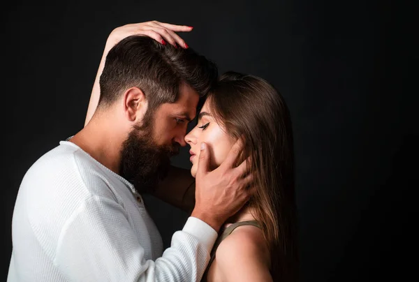 Hombre Cariñoso Acariciando Abrazando Una Mujer Besándose Toque Sensual Secretos —  Fotos de Stock