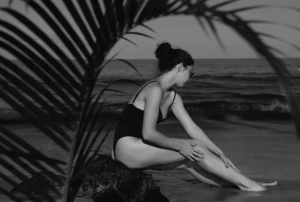 Mujer Relajada Bikini Disfrutando Playa Tropical Las Vacaciones Verano Fit —  Fotos de Stock
