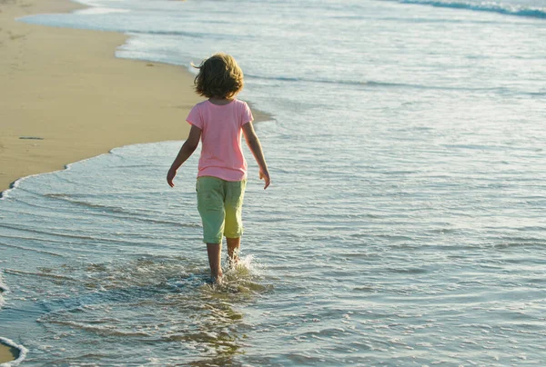 Vacaciones Verano Para Niños Niño Jugando Mar Niños Divirtiéndose Playa — Foto de Stock
