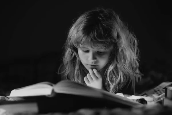 孩子们看书 小男孩在客厅看书 看故事书中的图画 孩子在为小学做作业 想象力或学习概念 — 图库照片