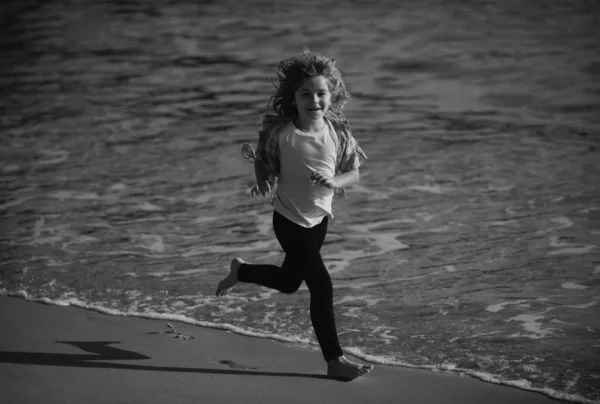 Dziecko Przepływające Przez Wodę Blisko Brzegu Wzdłuż Plaży Morskiej Chłopiec — Zdjęcie stockowe