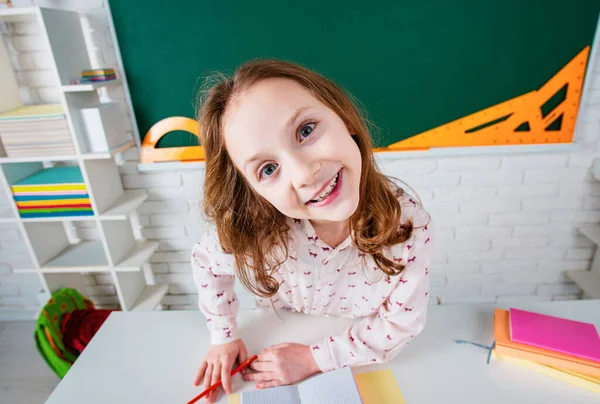 有趣的小女生带着有趣的眼镜在教室里 在黑板旁边玩乐的孩子 — 图库照片