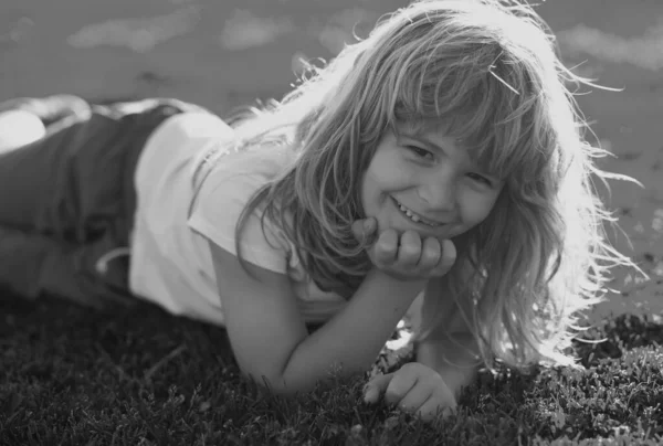 Καλοκαιρινό Παιδικό Πρόσωπο Χαμογελαστό Παιδί Φόντο Γρασίδι Ευτυχισμένη Παιδική Ηλικία — Φωτογραφία Αρχείου