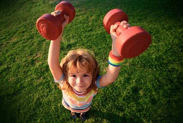 Divertimento Fitness Allenamento Bambini All Aperto Bambino Divertente Con Manubri — Foto Stock