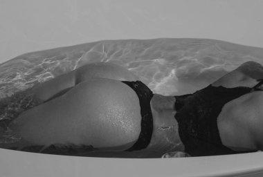 Güzel kız seksi kalçalarını gösteriyor. Seksi kıyafetler.