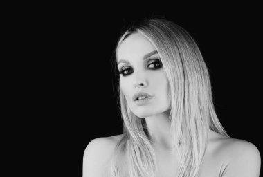 Doğal çıplak makyajlı güzel bir modelin portresi. Makyaj, güzellik salonu, kozmetik.