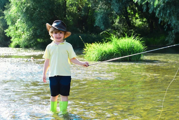 小魚を釣る少年 子供釣り 池での少年釣り 釣竿付きの小魚屋 — ストック写真