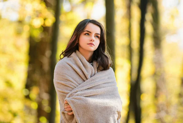 Mladý Krásný Teenager Dívka Obklopen Podzim Listy Venkovní — Stock fotografie