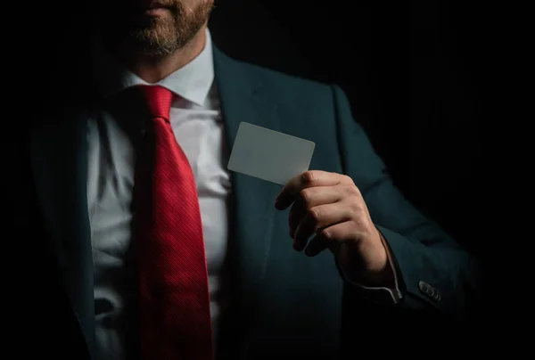 Бізнесмен Тримає Кредитну Картку Рука Тримає Порожній Макет Кредитної Картки — стокове фото