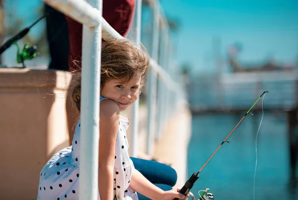 Menina Criança Pesca Captura Peixe Com Vara Pesca Verão — Fotografia de Stock