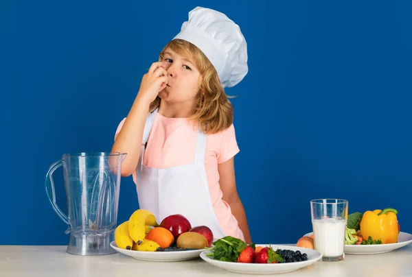 Φρούτα Και Λαχανικά Για Παιδιά Παιδί Φορώντας Στολή Μάγειρα Και — Φωτογραφία Αρχείου