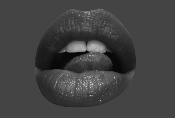 Kobiece Usta Wyizolowane Czerwoną Szminką Liżącymi Język Ustami Lizać Język — Zdjęcie stockowe