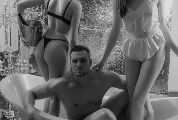 風呂の中の性的男 一夫多妻制の愛 バスルームでセクシーな女の子と豊かな男 お風呂の中のスインガー トリオ バイセクシャルの女性 性的妄想 — ストック写真