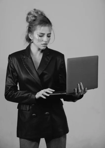 Fashion Serious Woman Using Laptop Computer Isolated Background Young Secretary — Stockfoto