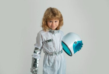 Çocuk astronot kostümü giymişti. Çocuklar için yenilik ve ilham