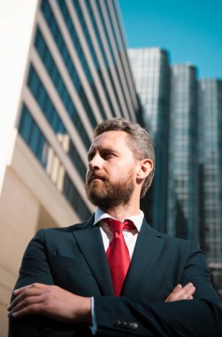 Ofiste duran bir iş adamının portresi. Girişimci, iş portresi. İş adamı dışarıda kolları bağlı gururla duruyor.