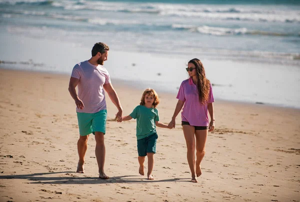 お父さん お母さん お子さんが手を取り合ってビーチを歩く — ストック写真