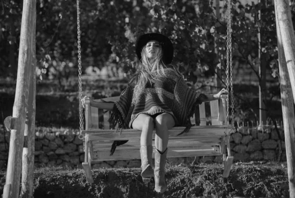 Junge Frau Auf Schaukel Entspannen Naturgarten Frau Ruht Sich Sommerurlaub — Stockfoto