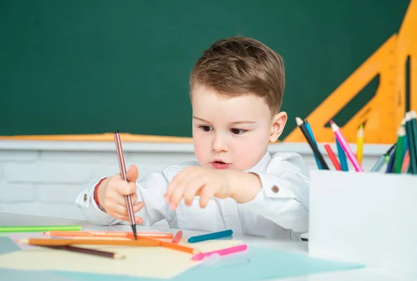 Chlapec Píše Třídě Školačka Studuje Domácí Úkoly Během Lekce — Stock fotografie
