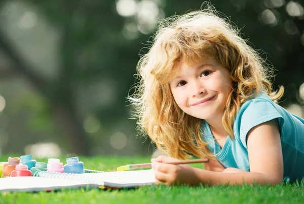 Cute Little Artist Boy Child Boy Draws Park Laying Grass — Stockfoto