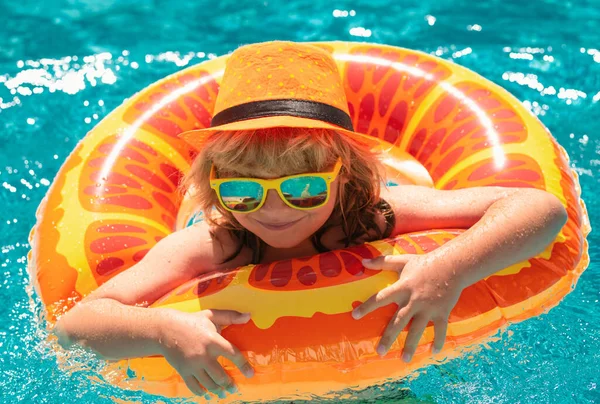 Ragazzino Piscina Con Anello Gonfiabile Vacanze Estive Bambini Nuotare Bambino — Foto Stock