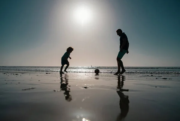 Otec Syn Hrají Letních Rodinných Prázdninách Fotbal Nebo Fotbal Pláži — Stock fotografie