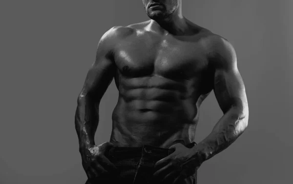 フィットネス腹部筋肉 裸の胸と手に強い両脚を持つ運動男のトレーニングの濡れた体にセクシーな筋肉の男性の胴6パック クローズアップ 男6パック — ストック写真