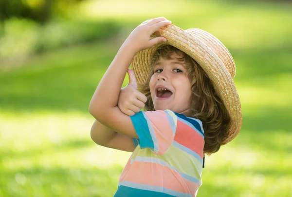 Porträtt Ett Glatt Skrattande Barn Sommar Naturpark Med Tummen Upp — Stockfoto