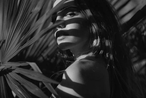 Portrait Beautiful Woman Shadows Palm Leaf Face Young Beautiful Woman — Stock Photo, Image