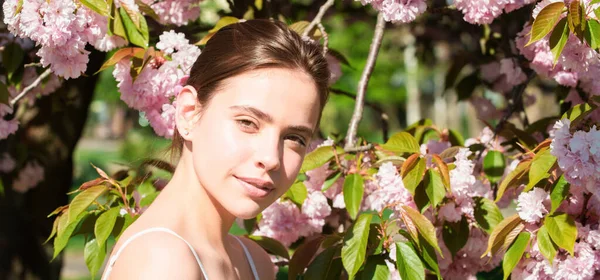 Dziewczyna Kwiatach Wiśniowa Sakura Odkryty Portret Pięknych Zmysłowych Dziewczyn Modowych — Zdjęcie stockowe